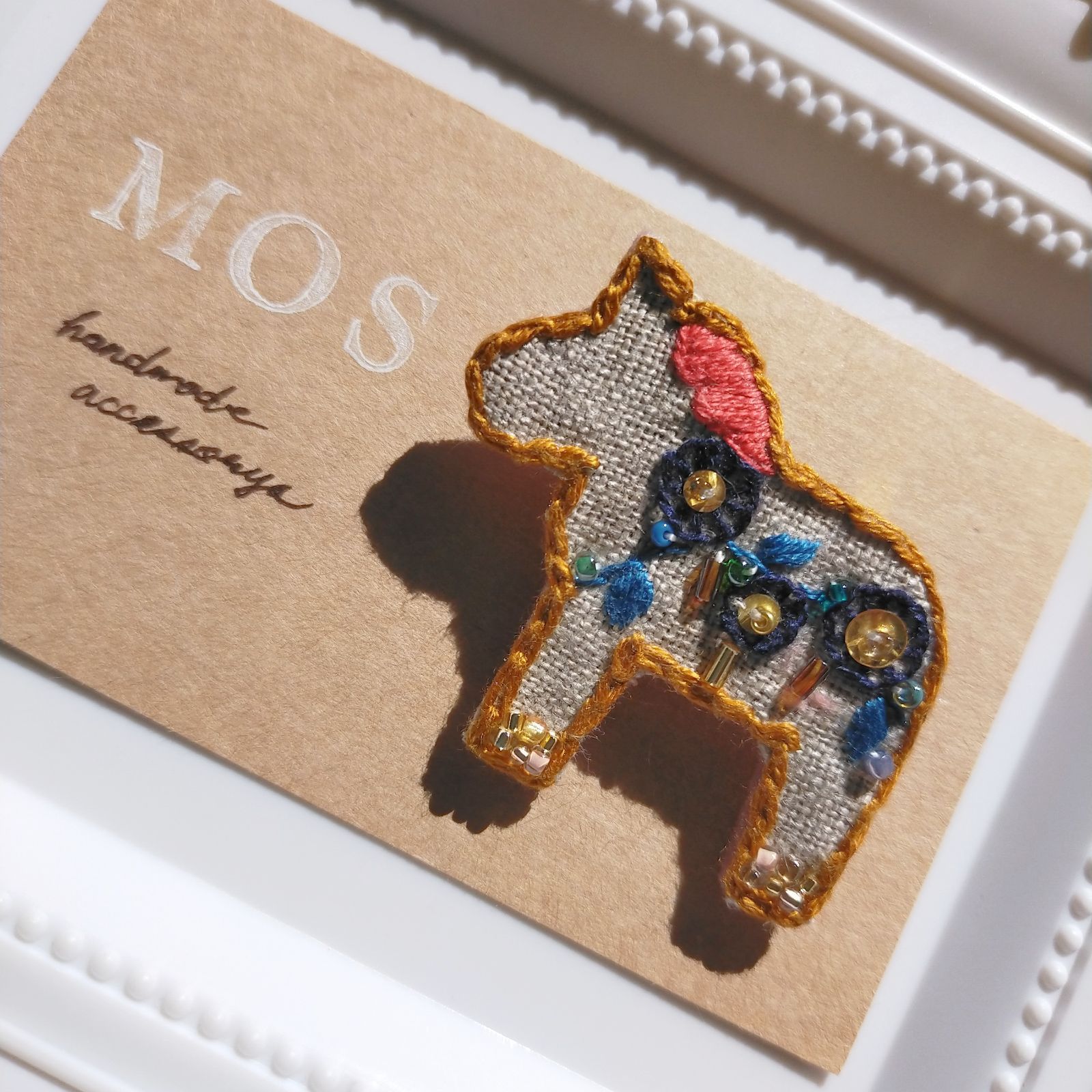 幸せを運ぶ馬*ダーナラホース 手刺繍ブローチ ビーズ スパンコール 幸せを運ぶ馬*ダーナラホース 手刺繍ブローチ ビーズ スパンコール