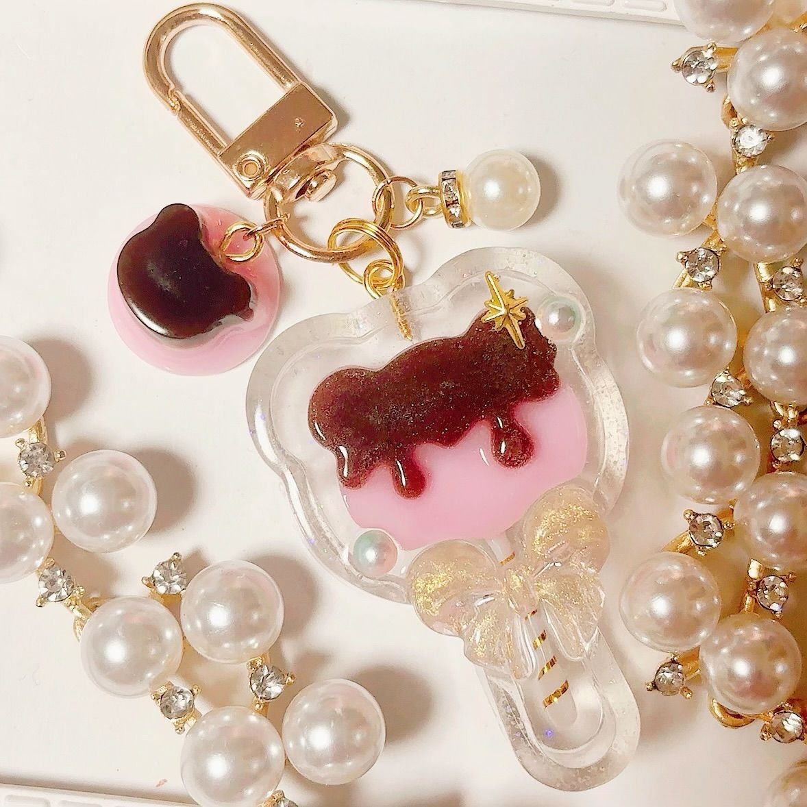 フルーツくまちゃんキーホルダー ホワイト 苺 レジンキーホルダー