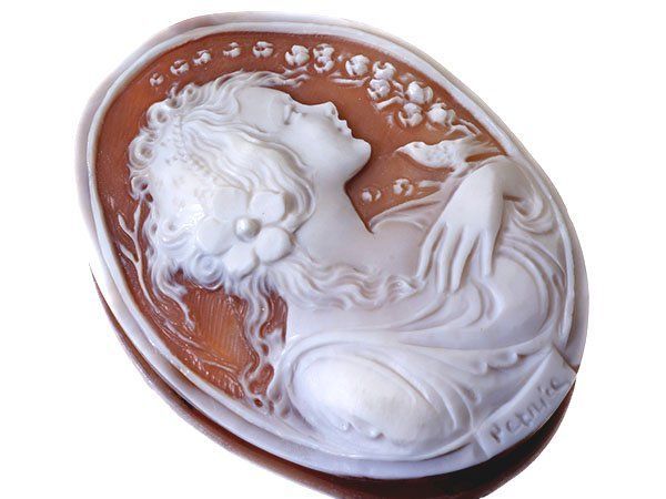 華やかな貴婦人と小鳥の彫刻