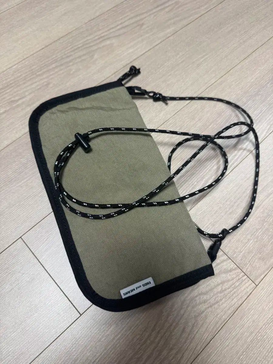 THOM BROWNE ペブルレザーパスポートケース 黒 パスポートケース 革