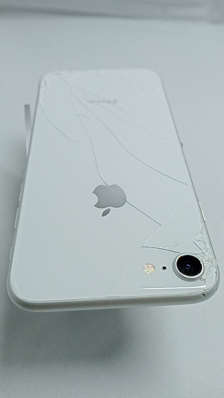 動作確認済！ iPhone8 A1906 64GB 本体 シルバー SIMフリー 背面割れ