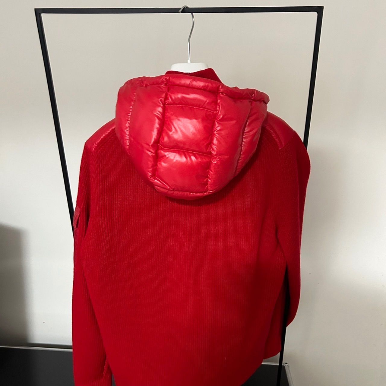 MONCLER ダウンニット☆赤☆フード付き☆定番ロゴ☆サイズL - メルカリ