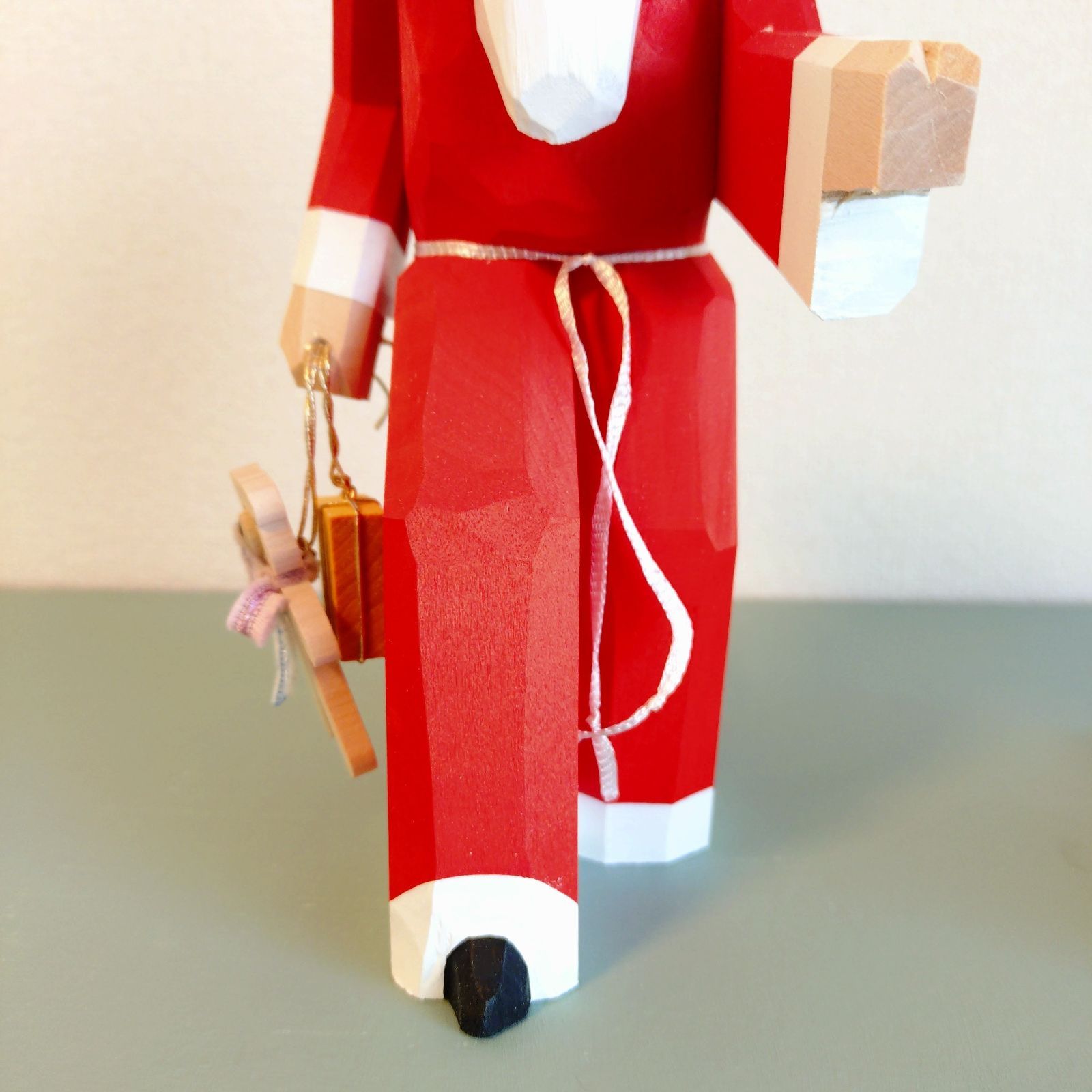 もみの木とプレゼントを持つサンタ ドイツ工芸品 木製 木彫り 手彫り