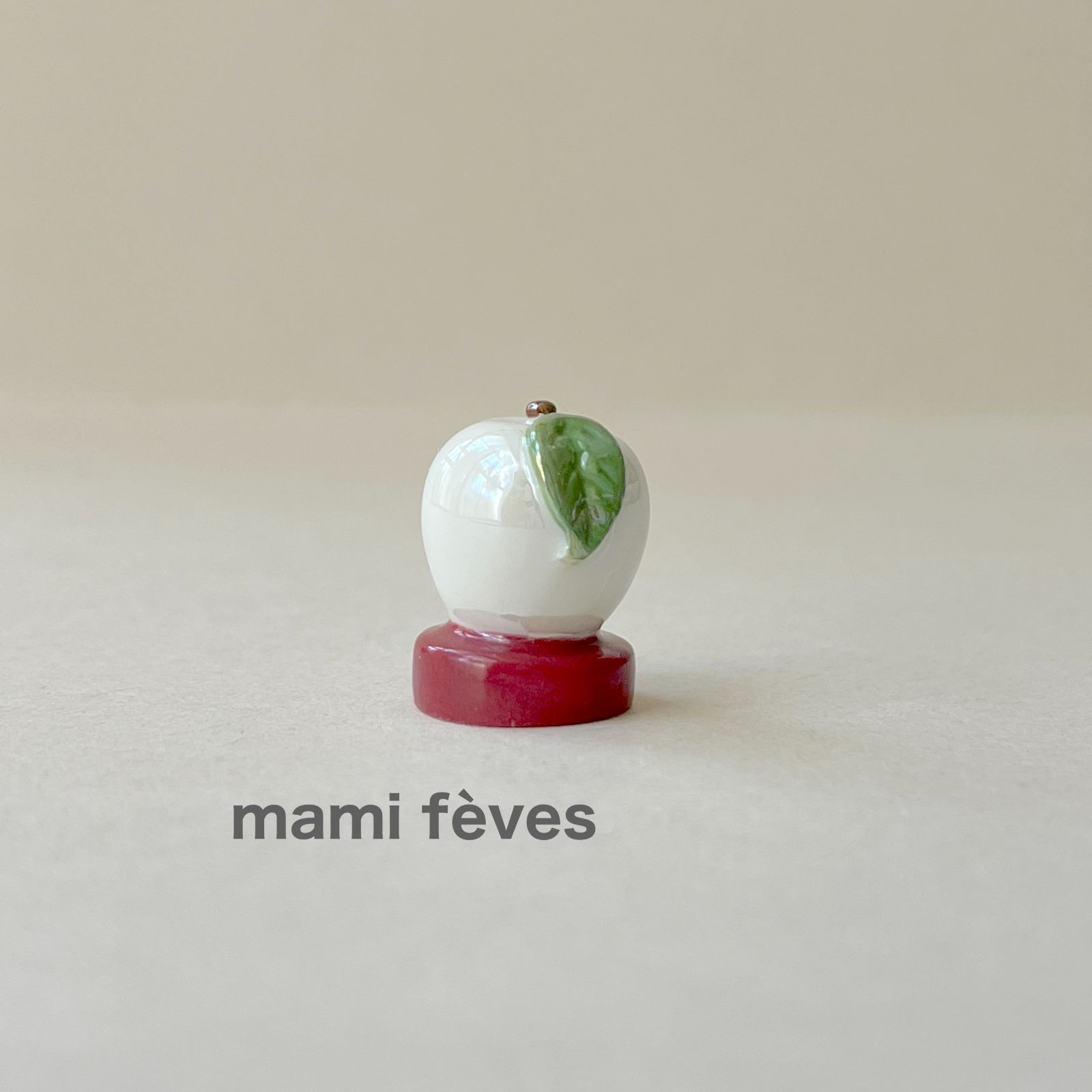 フェーヴ スモモ 果物と虹色のきらめき フランス フェーブ ミニチュア