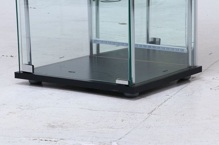 【カリントウ】ガラスケース ４段ワイド ブラック 背面ミラータイプ カリントウ】ガラスケース 4段ワイド ブラック 背面ミラータイプ