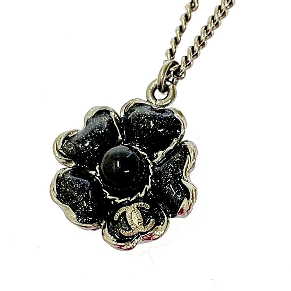 希少 CHANEL シャネル ネックレス カメリア スクエア シルバー製 希少 CHANEL シャネル ネックレス カメリア スクエア シルバー製