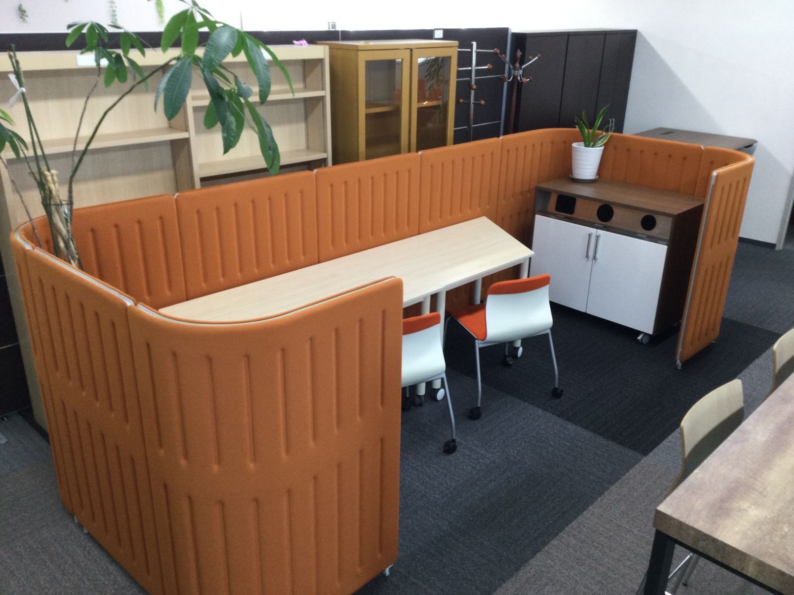直接引取り オカムラ okamura ミーティング リフレッシュブース マッフル パンプキン色 管番215