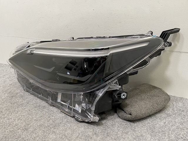 ヤリスクロスMXPJ10 左ヘッドライトLED 純正部品　超美品 ヤリスクロスMXPJ10 左ヘッドライトLED 純正部品 超美品 美品