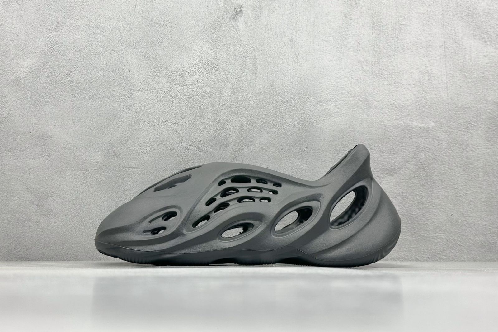 アディダス　イージーフォームランナー　オニキス YZY FOAM RUNNER シリーズより新色「Onyx」が発売！2022年6月8日