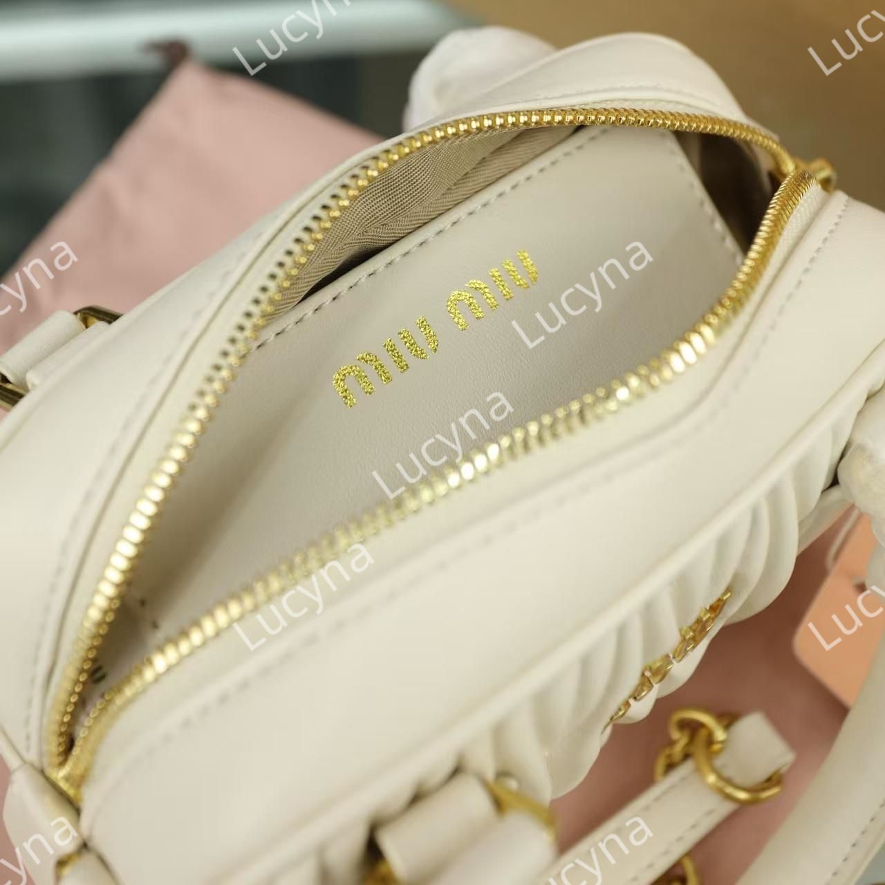 MIUMIUアルカディ マテラッセレザー バッグ ホワイト