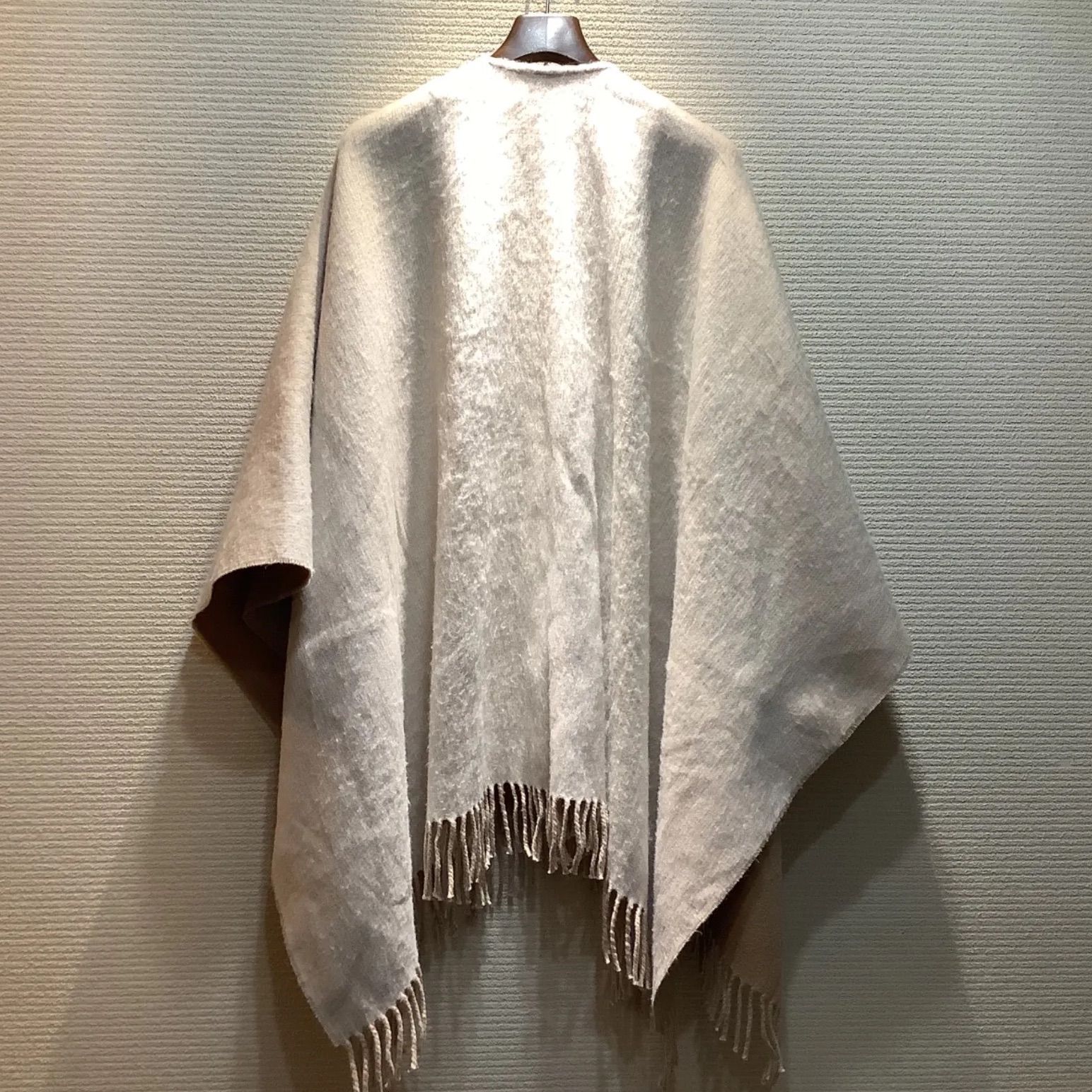 FENDI フェンディ フード付きストール ベージュ ポンチョ FENDI フェンディ フード付きストール ベージュ ポンチョ