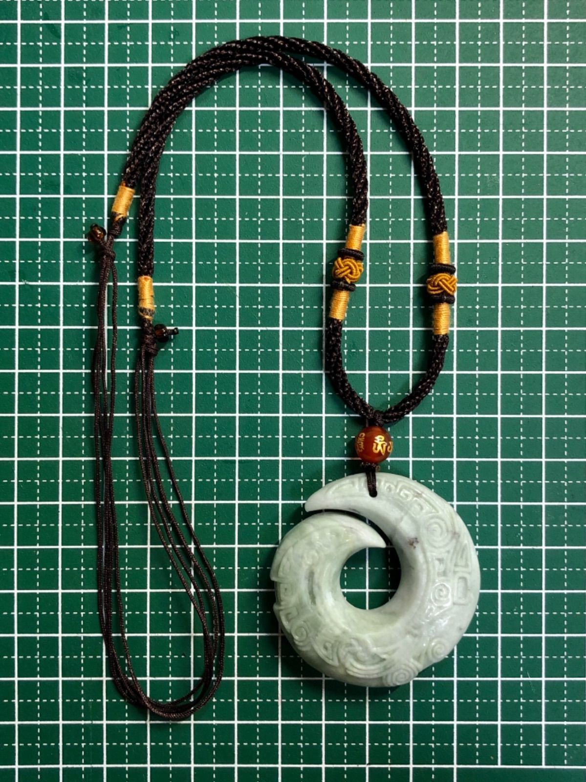 新品 藍田翡翠 石彫 サークル ペンダント ネックレス 勾玉 彫刻