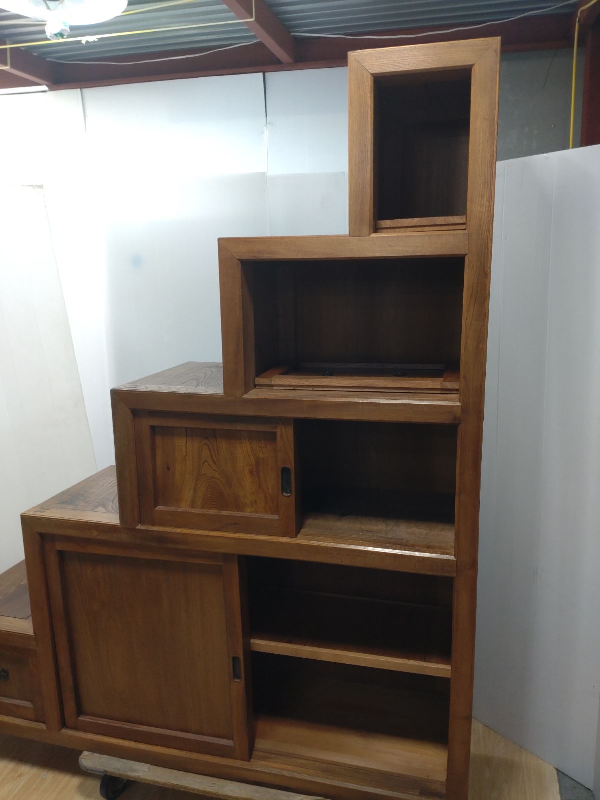 木製階段タンス Amazon｜クロシオ 民芸調 階段箪笥 右下がり 幅67cm ブラウン