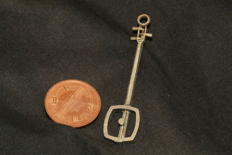 三味線型アクセサリー コバルト製