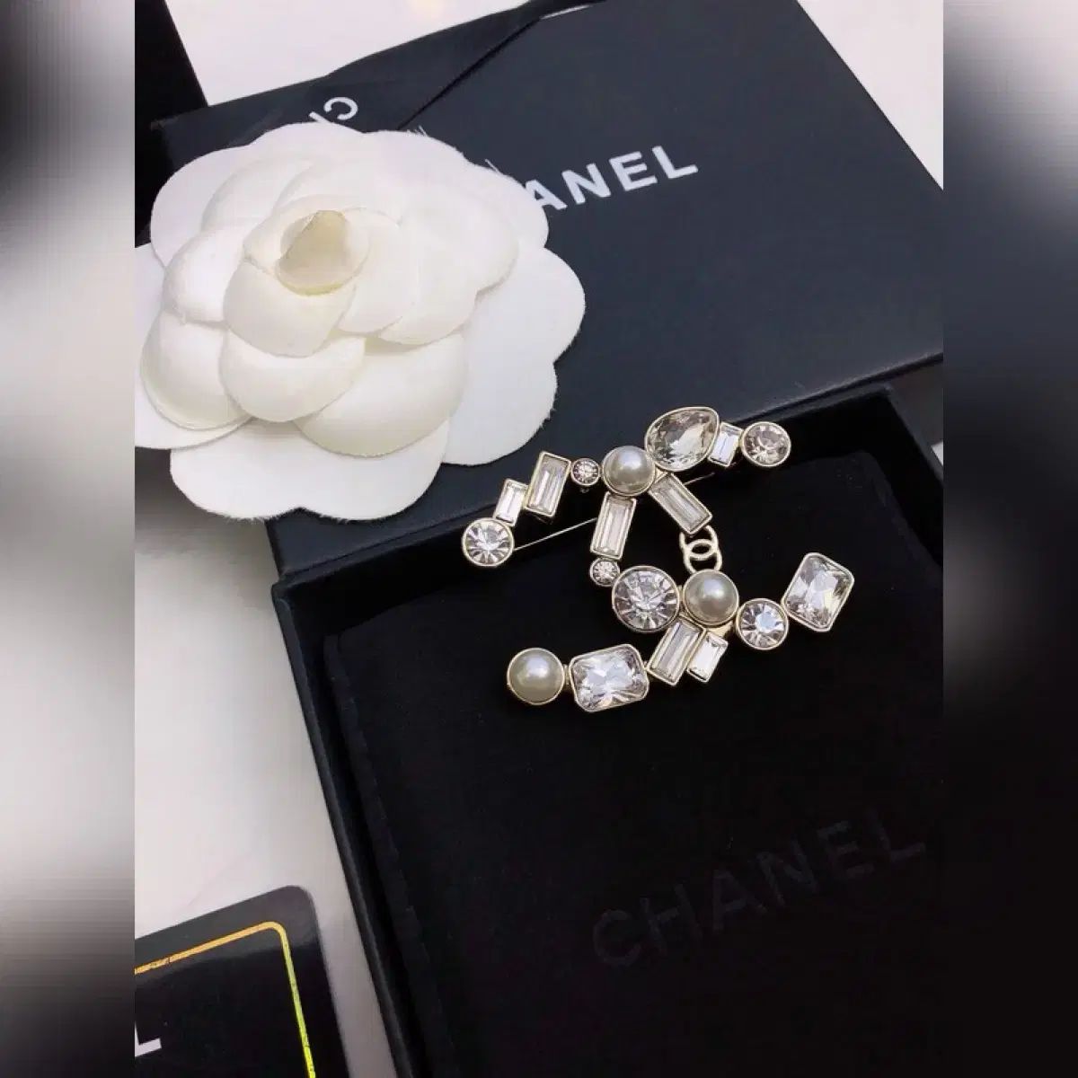 CHANEL(シャネル) パール クリスタル cc ロゴ ブローチ - メルカリ