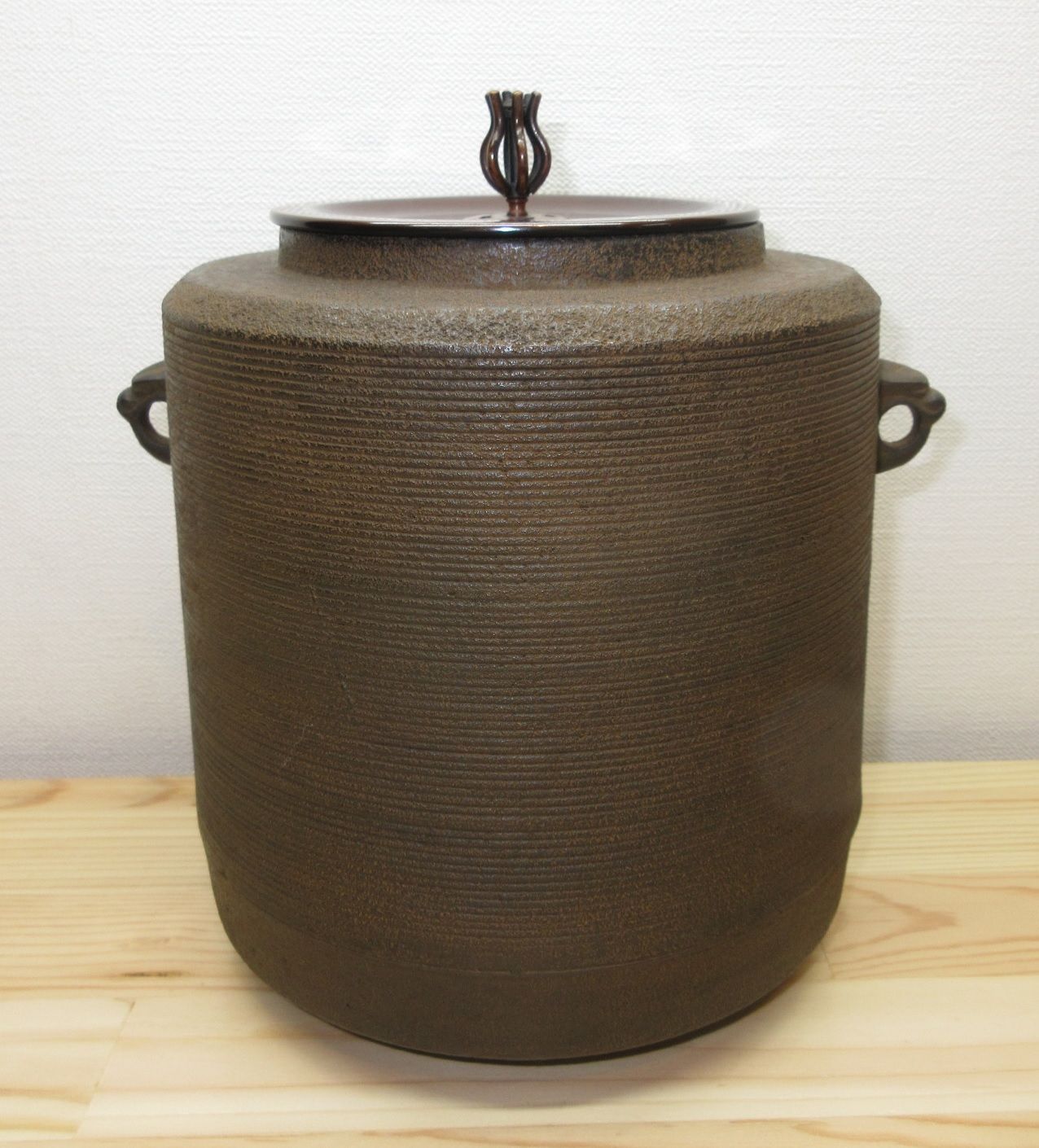 送料込【逢絢亭】茶道具 釜 筒釜 糸目模様 釜師 高橋敬典 共箱入り 逢絢亭】茶道具 釜 筒釜 糸目模様 釜師 高橋敬典 共箱入り 逢