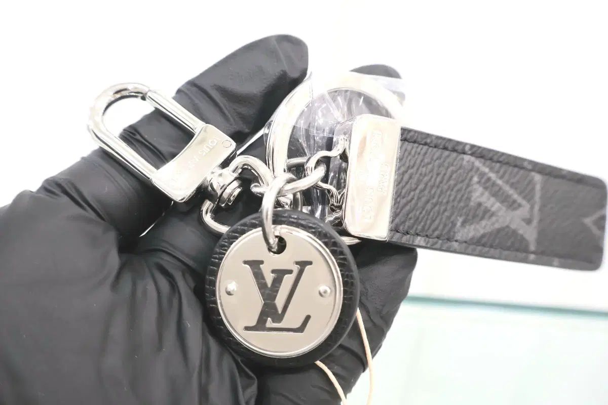 美品 ルイヴィトン キーホルダー ブラック ネオLV M80237 80237.jpg