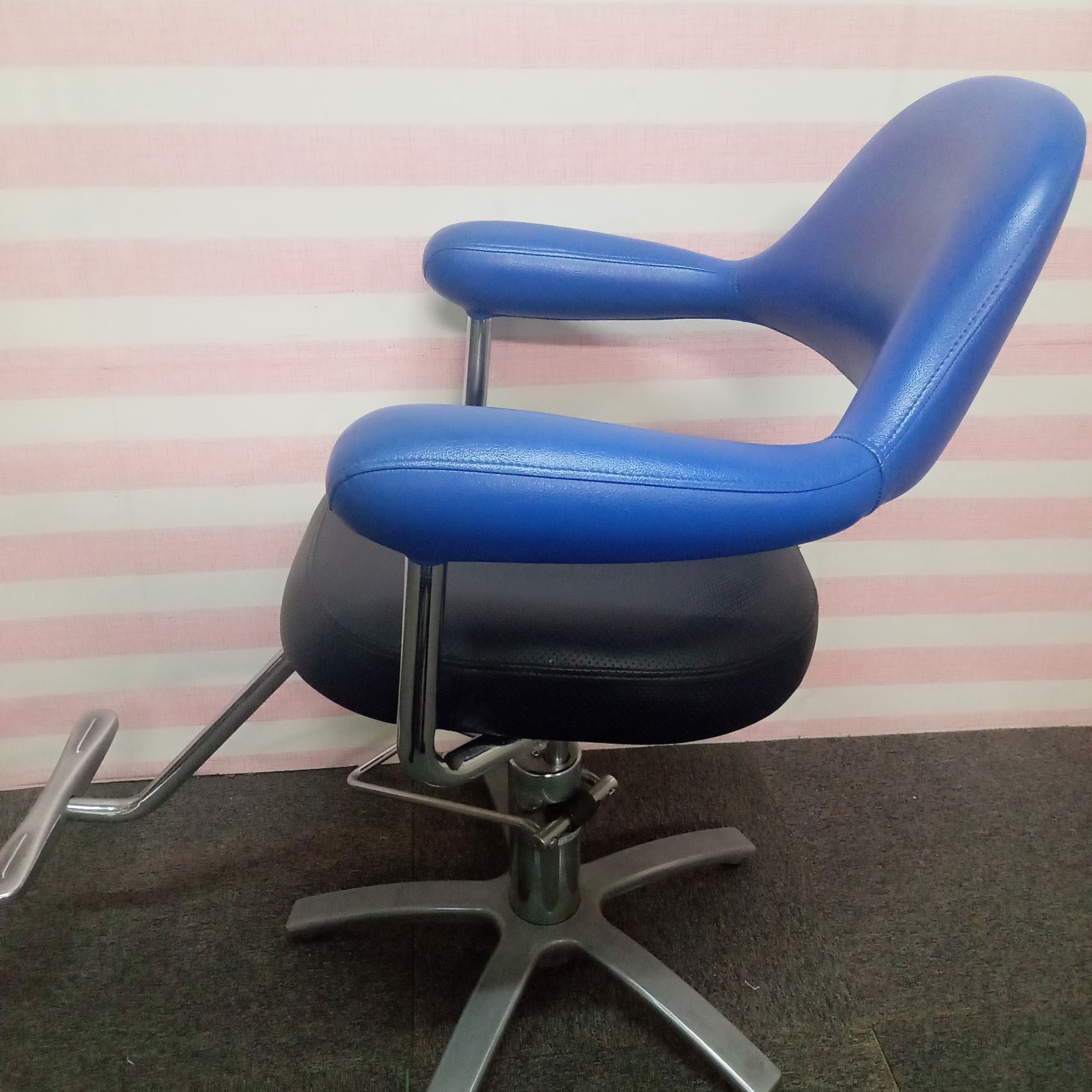 ◯ 残り個数3 タカラベルモント スタイリングチェア 椅子 チェア 美容