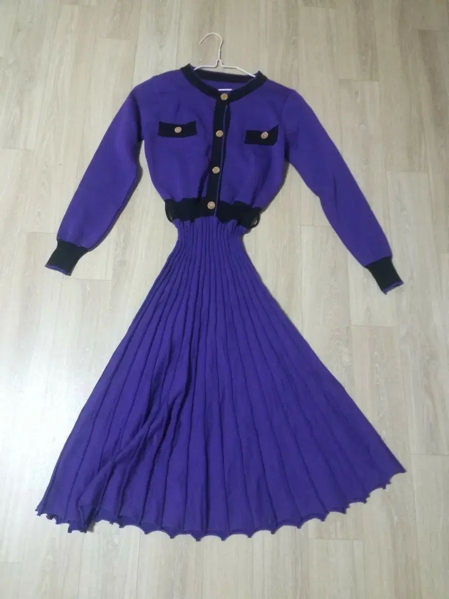 紫色のニット プリーツワンピース