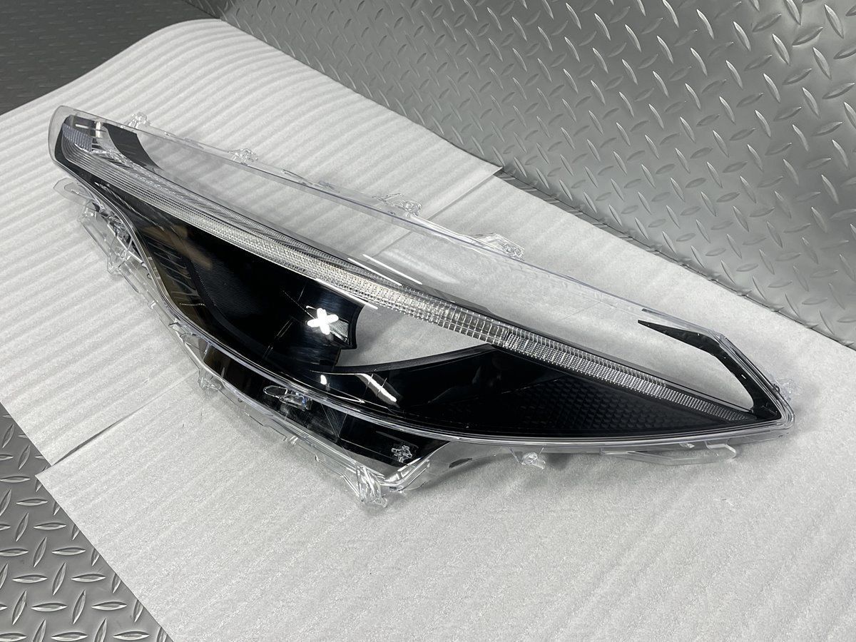 送料無料【新品】10系カローラクロス 純正左ヘッドライトカバー 8110B