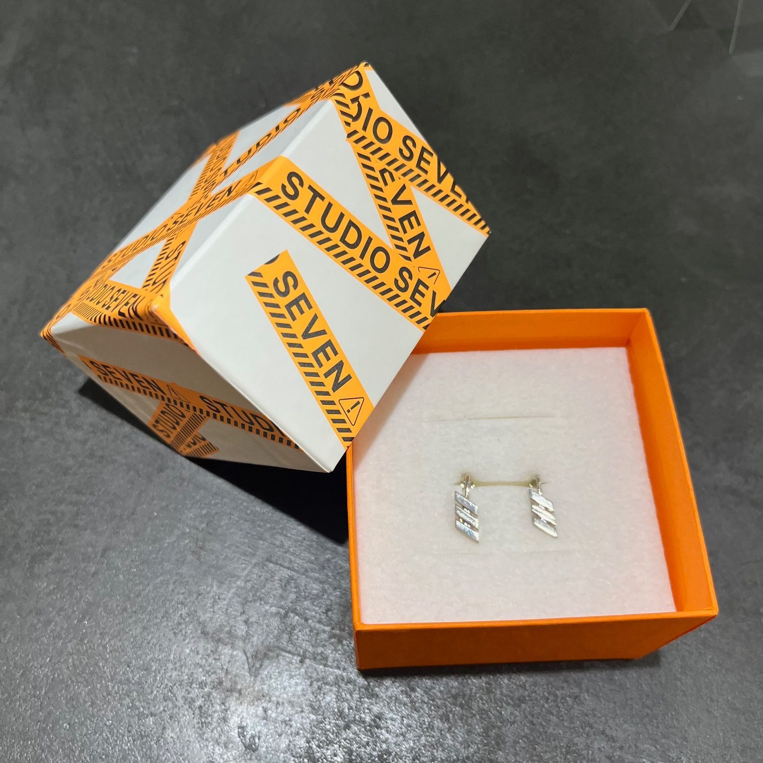 定価27500円 STUDIOSEVEN Caution Logo Clip Earrings SLV クリップ イヤリング イヤーカフ シルバー925 スタジオセブン 70864868 71313A2