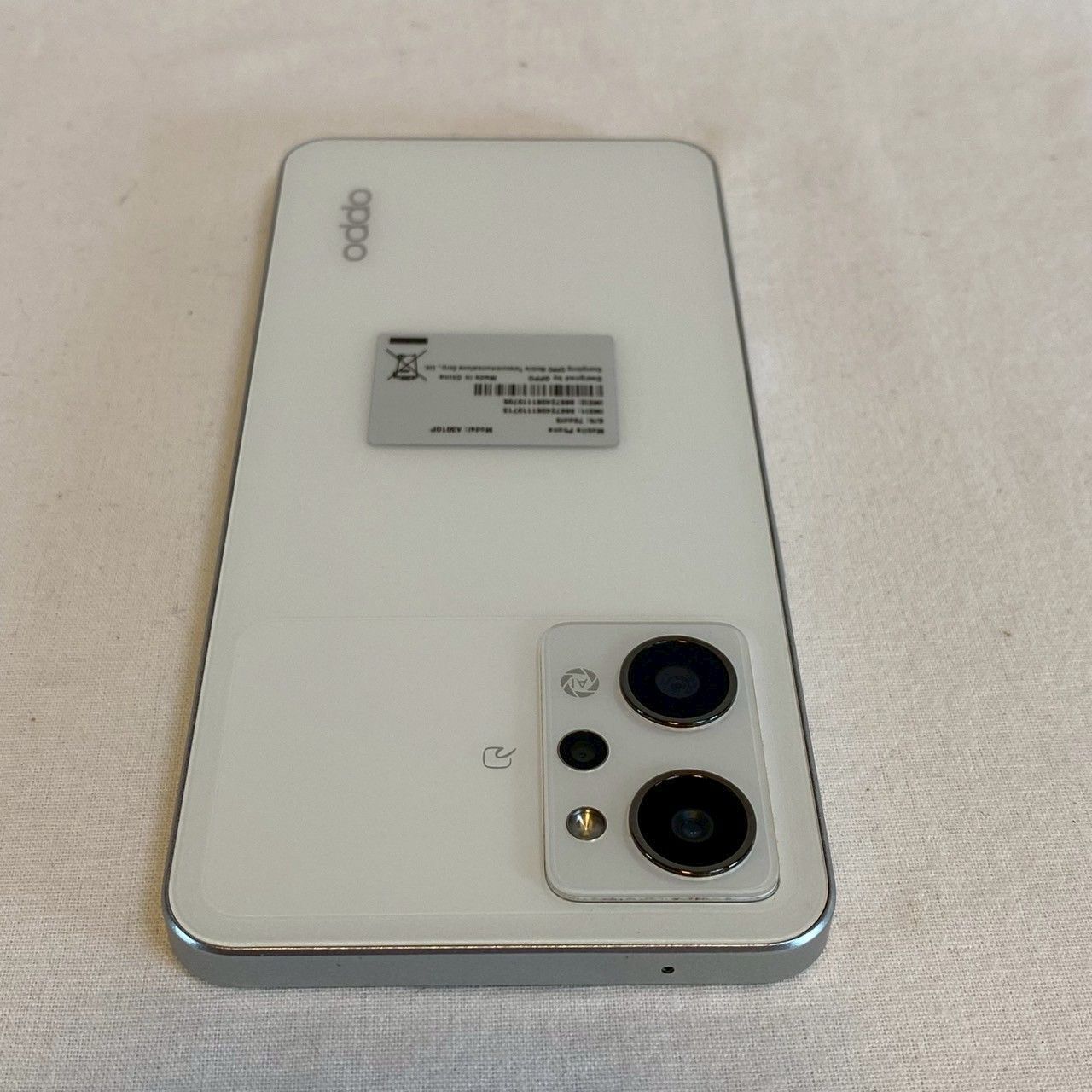 【美品】OPPO Reno9 A 本体 ホワイト　SoftBank ワイモバイル”、スタイリッシュで上質なボディーに快適な操作性
