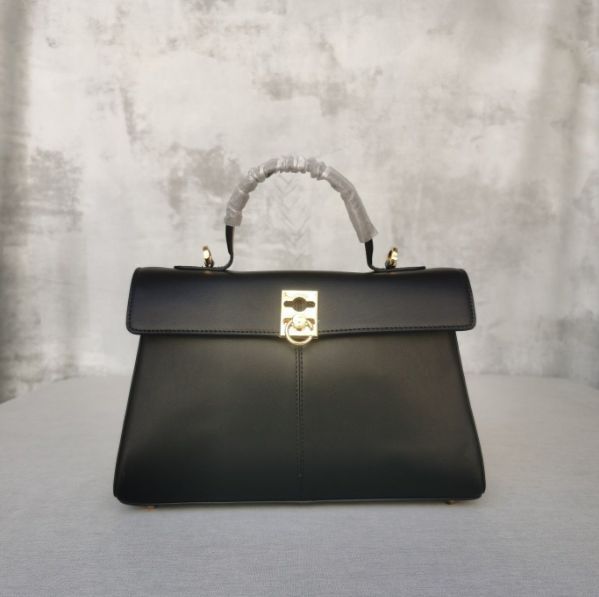 新品、未使用 カフネ CAFUNE ショルダーバッグ レディース 