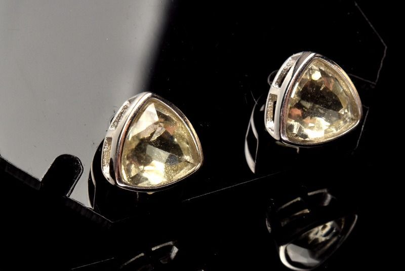 シルバー925宝石質 リビアングラス 8x8mm トライアングル ピアス パワーストーン 天然石 _PRG2123