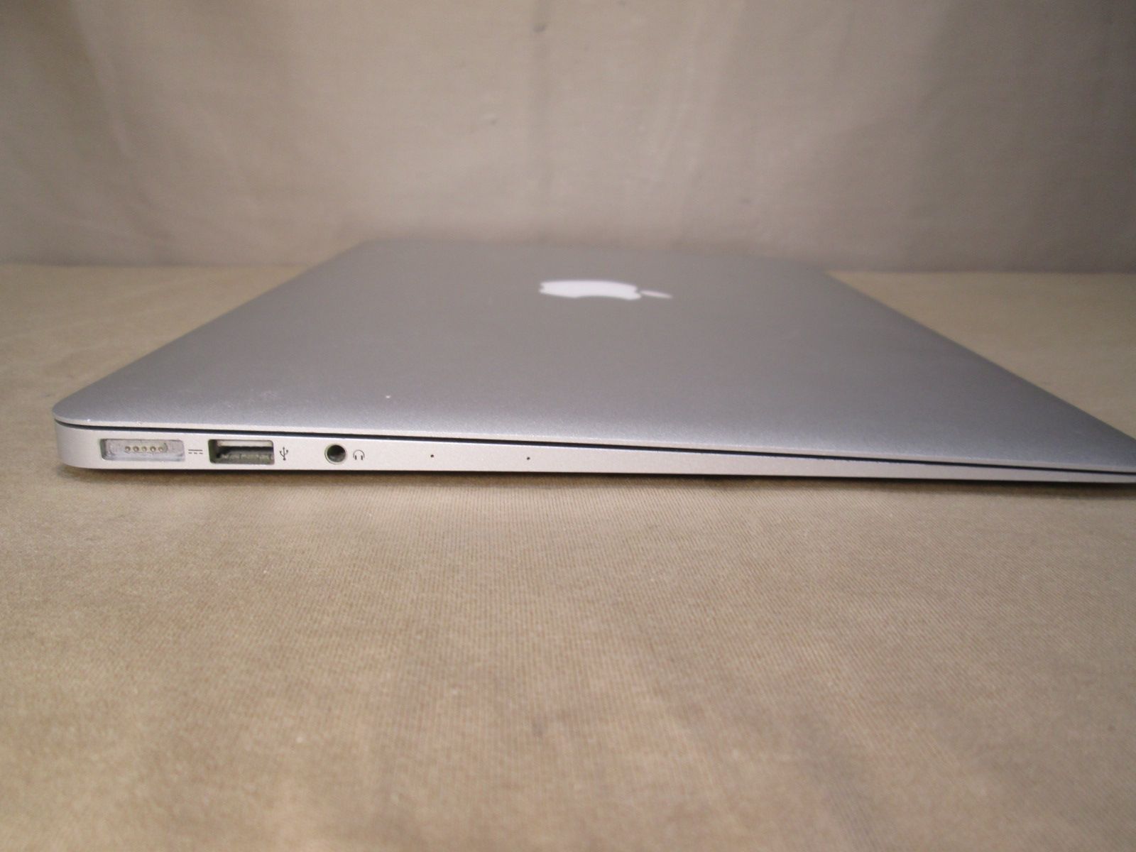 Apple MacBook Air A1466 電源投入可 Wi-Fi Bluetooth ジャンク　送料無料 [89535]