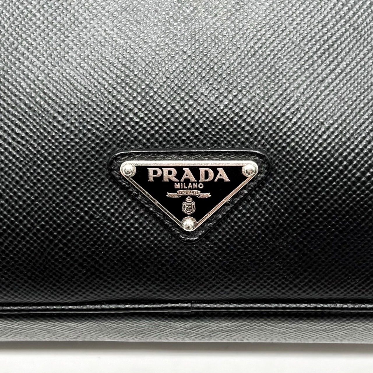 【国内正規品】 PRADA プラダ ビジネスバッグ ボディーバッグ ショルダーバッグ 三角ロゴプレート シルバー金具 A4収納 大容量 ジッパー ギャランティーカード サフィアーノ レザー 肩掛け 斜め掛け メンズ ブラック 黒色