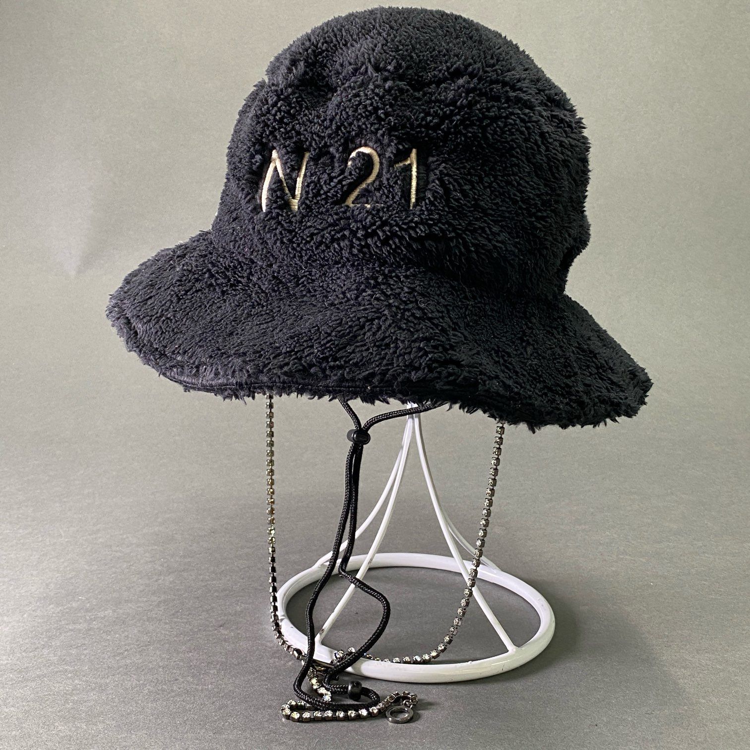 e8 N゜21 ヌメロヴェントゥーノ × NEW ERA ニューエラ アドベンチャーライト ボアフリース バケットハット ブラック クリスタルチェーン 帽子