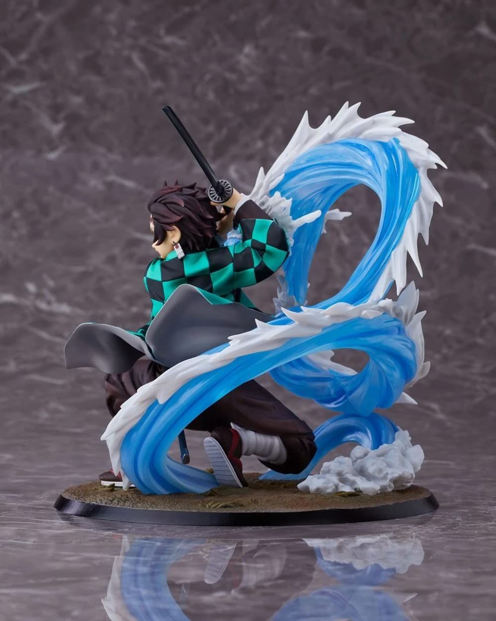 鬼滅の刃 竈門炭治郎 豪華版 1/8完成品フィギュア (アニプレックスプラス限定 テレビアニメ「鬼滅の刃」竈門炭治郎 全集中彩色Ver. 1/8