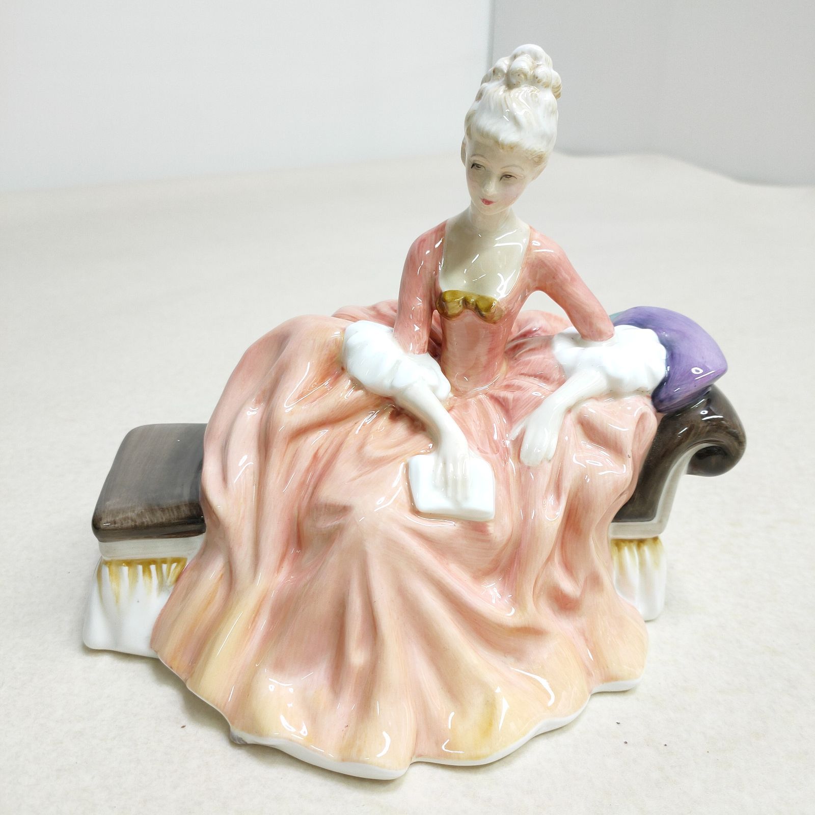 ロイヤルドルトン ROYAL DOULTON フィギュリン Reverie HN2306 英国製 フィギュア 置物 ボーンチャイナ 陶器