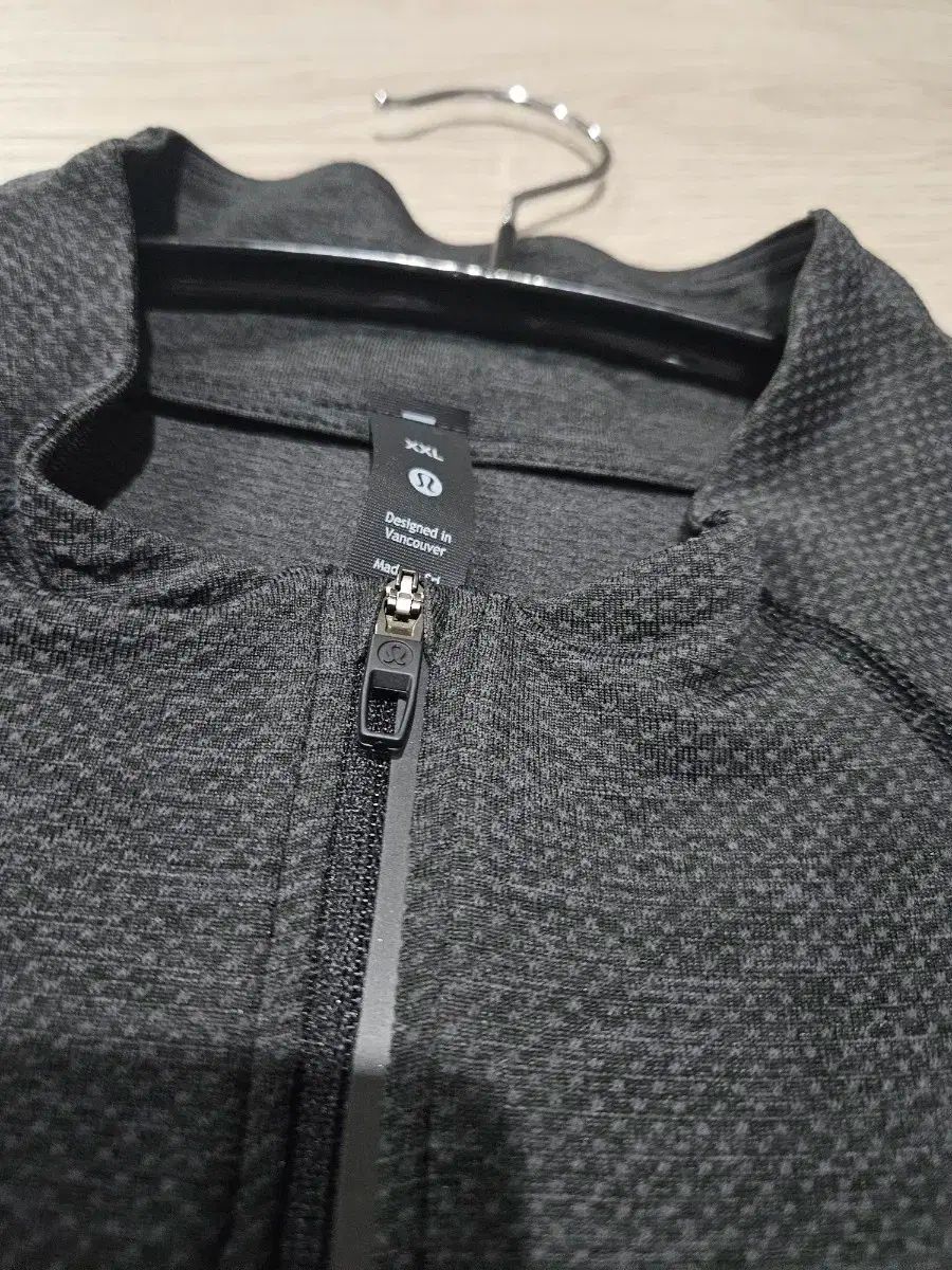 グレー