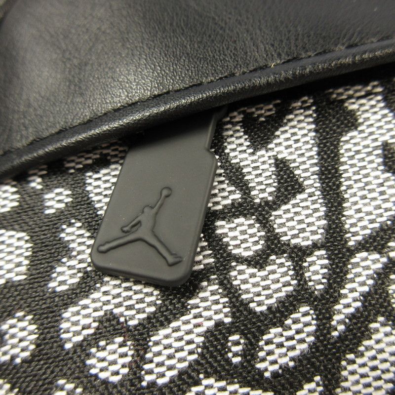 【姫路東店】 中古 NIKE | ナイキ ショルダーバッグ IZON CAMERA BAG HV1620-010 【121】 姫路東店】 中古 NIKE | ナイキ ショルダーバッグ IZON CAMERA BAG