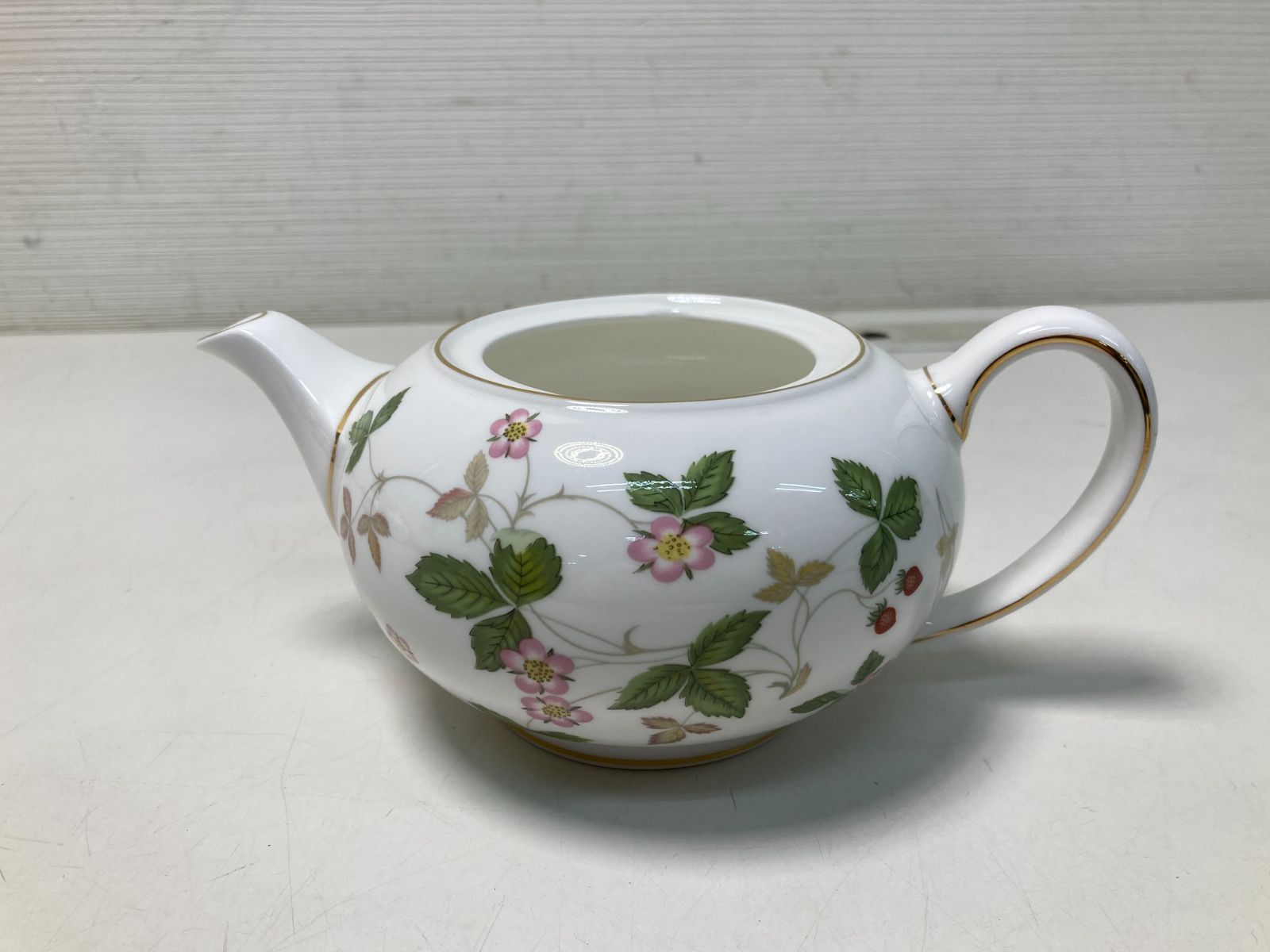 □中古□WEDG WOOD ﾜｲﾙﾄﾞｽﾄﾛﾍﾞﾘｰ ﾃｨｰｾｯﾄ3点（5479）【☆38-44】 ウェッジ