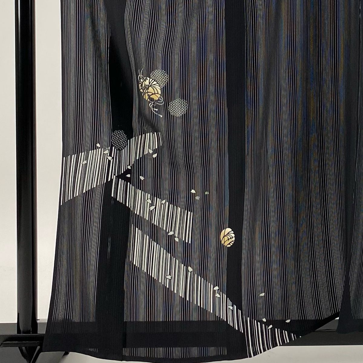 付下げ 身丈157cm 裄丈64.5cm M 薄物 縦絽 瓢箪 花びら 金彩 黒 正絹 名品