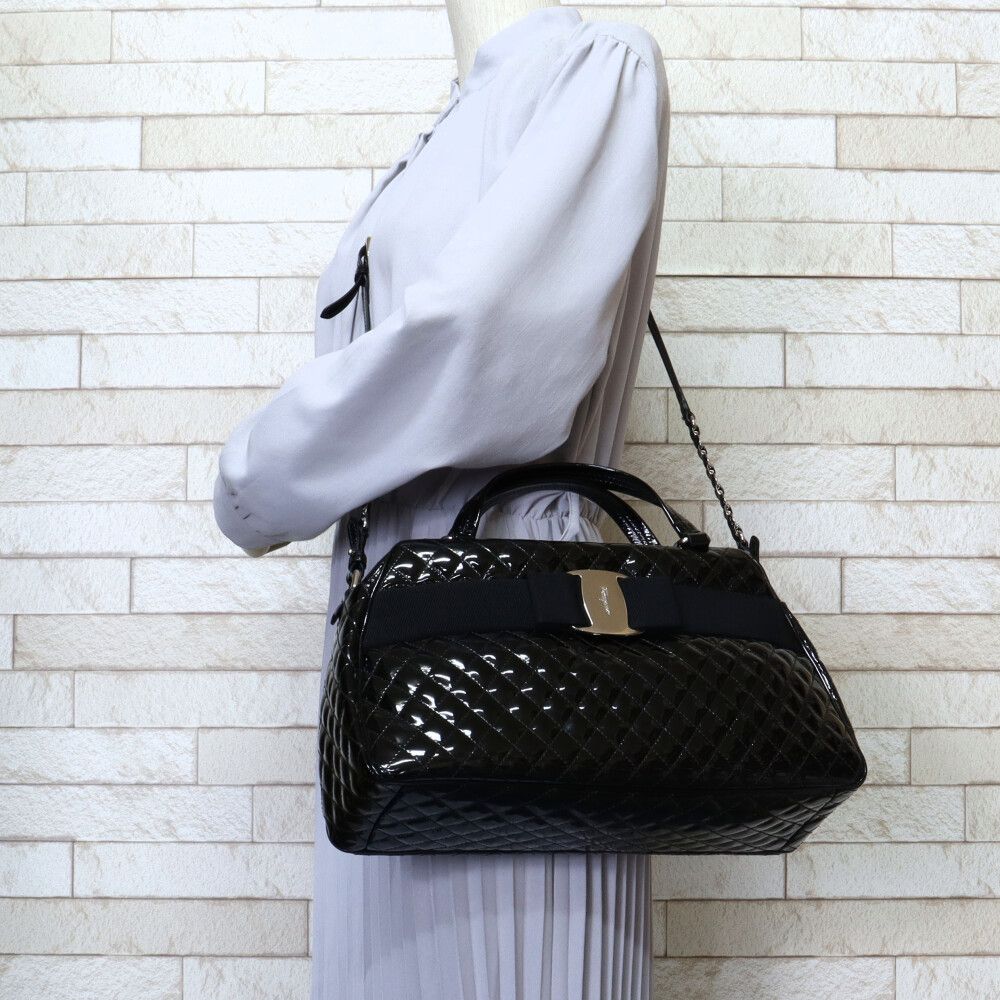 フェラガモ エナメル ヴァラリボン ショルダー バッグ 黒【001