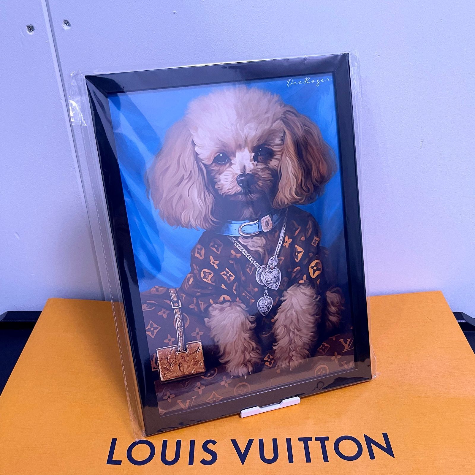 Louis Vuitton Dog Art 額付き ドッグ アートポスター 犬 トイ・プードル ラウンジで待ち合わせ♪ - メルカリ