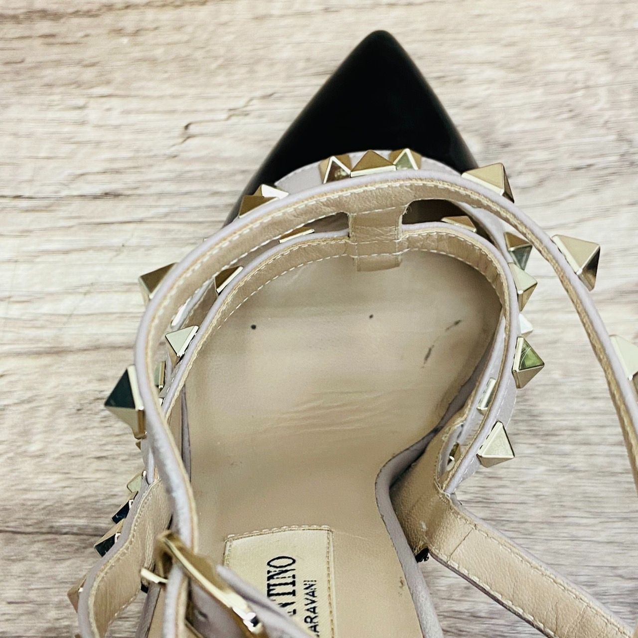 VALENTINO ロックスタッズアンクルストラップパンプス ハイヒール ロックスタッズ カーフスキン ストラップウェッジサンダル 95mm
