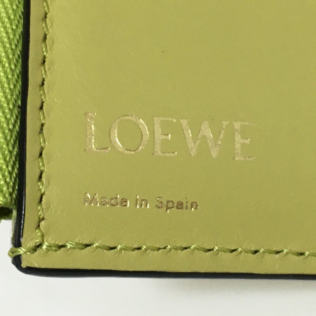 LOEWE(ロエベ) 3つ折り財布 リピートアナグラム バーティカル ウォレット スモール C499S97X05 イエローグリーン 型押し加工 シルク