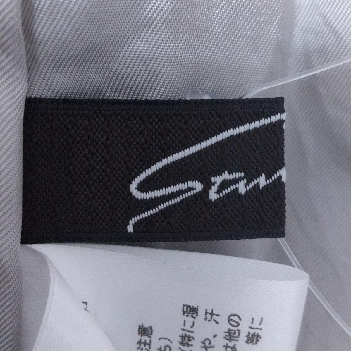 ライトグレー
