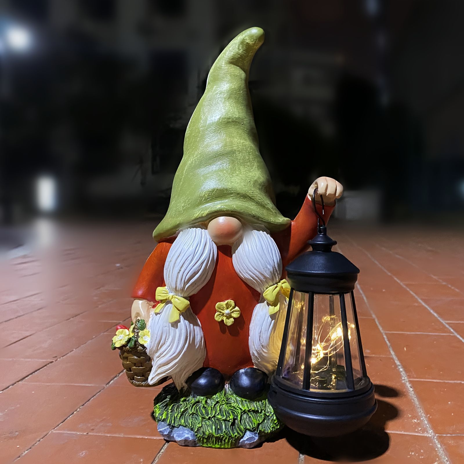 ソーラーライト ガーデンライト ガーデンオーナメント ランタンを持っている小人 庭オブジェ 置物 癒しグッズ ガーデニング お庭 玄関ライト 園芸装飾 樹脂 ギフト プレゼント お祝い