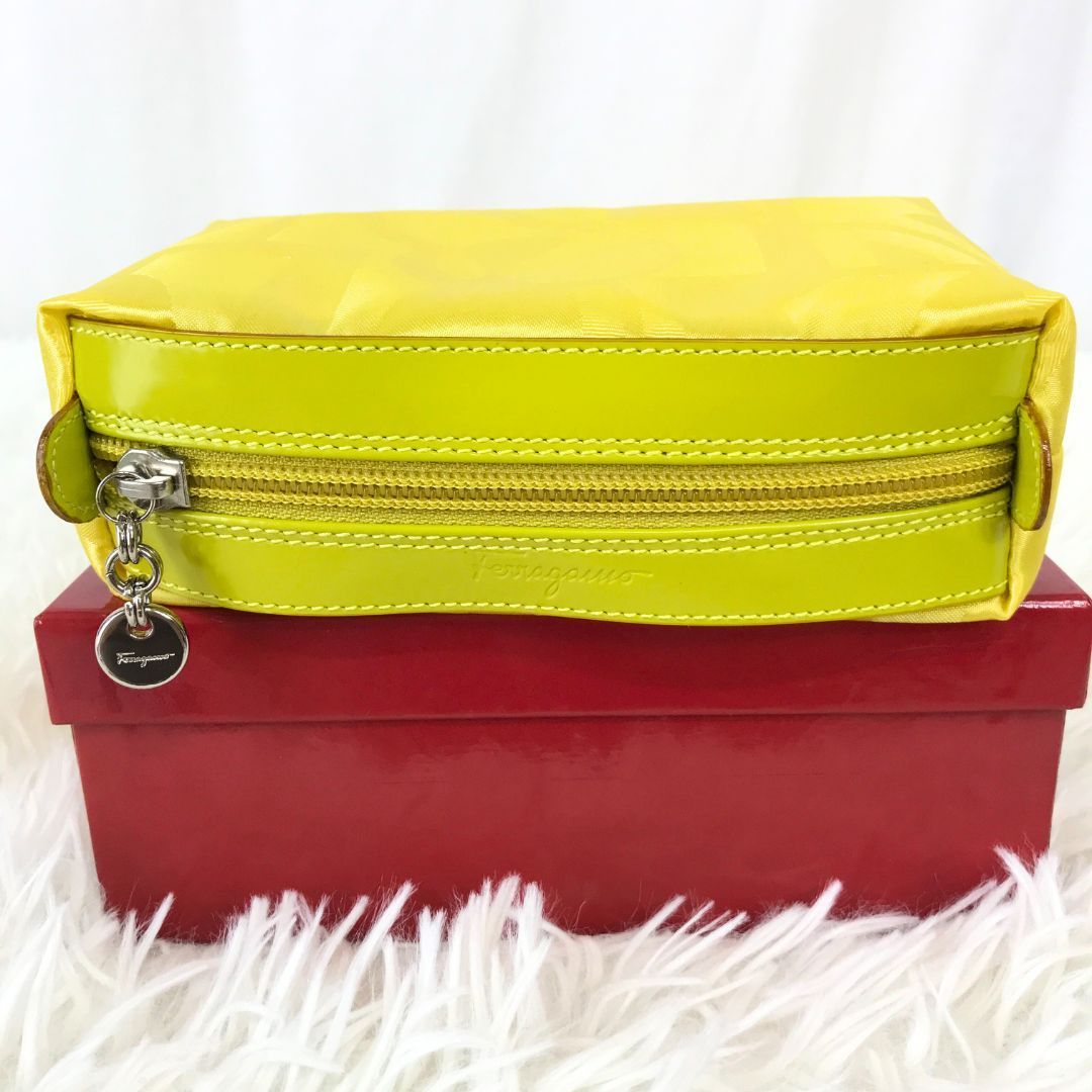 新品未使用】Salvatore Ferragamo サルヴァトーレフェラガモ ポーチ 
