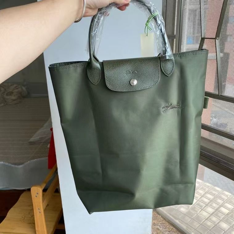 新品 未使用 LONGCHAMP ロンシャン ル プリアージュ グリーン 手持ち  