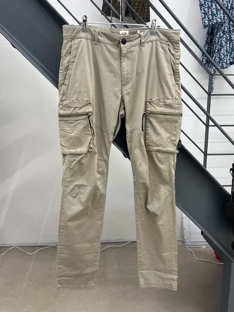 CP カンパニー アシュカーキ レンズ カーゴパンツ