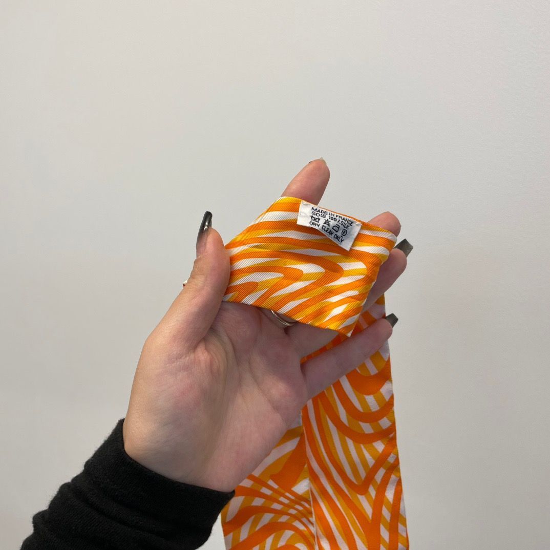 美品『エルメス』ツイリー シルク100％ オレンジ×ホワイト 棒スカーフ HERMES（エルメス）ツイリー 棒スカーフ シルク100％ オレンジ系
