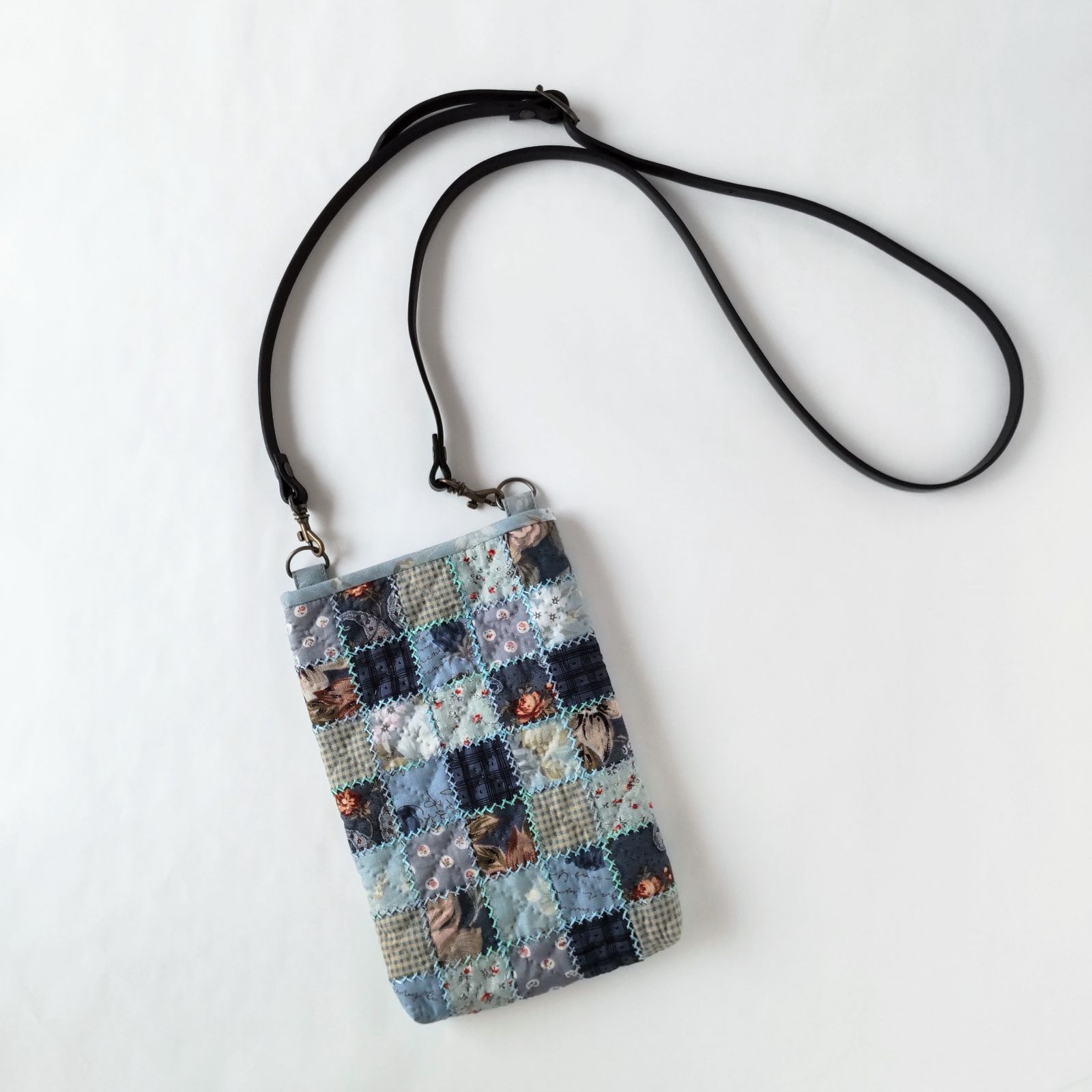 ♡専用♡ハンドメイドパッチワークスマホショルダー・シュシュ⸜(*´ᗜ｀*)⸝ ♡専用♡ハンドメイドパッチワークスマホショルダー・シュシュ⸜(*´ᗜ