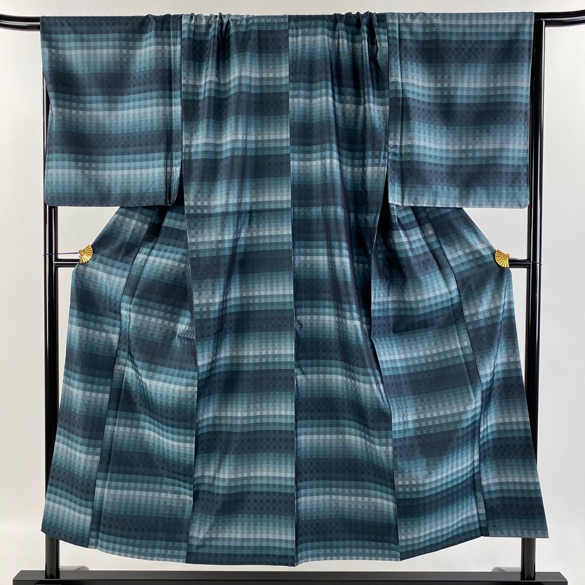 バイセル 着物 名品 男性着物 大島紬 深緑 証紙有 縞 幾何学 絣 アンサンブル 正絹 144cm Mサイズ☆☆☆☆ バイセル□ 着物 即決 名品 大島紬 深緑 草木色泥染 証紙有 正絹 袷 身丈