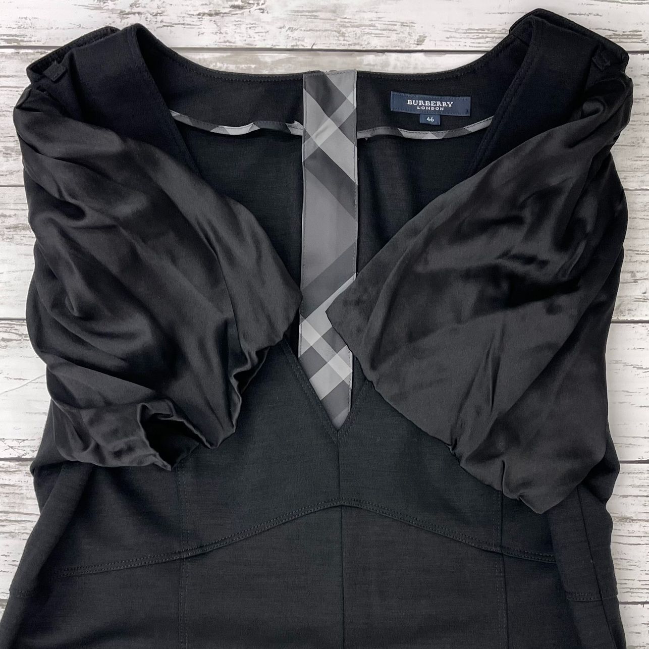 美品　BURBERRY LONDON 半袖ワンピース サイズ2 黒　銀ボタン 美品 BURBERRY LONDON 半袖ワンピース サイズ2 黒 銀ボタン